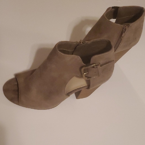 Stylish Tan Suede Like Ankle Booties Heeled Shoe Open Toe Womens Size 7.5 7-1/2 - Picture 4 of 10